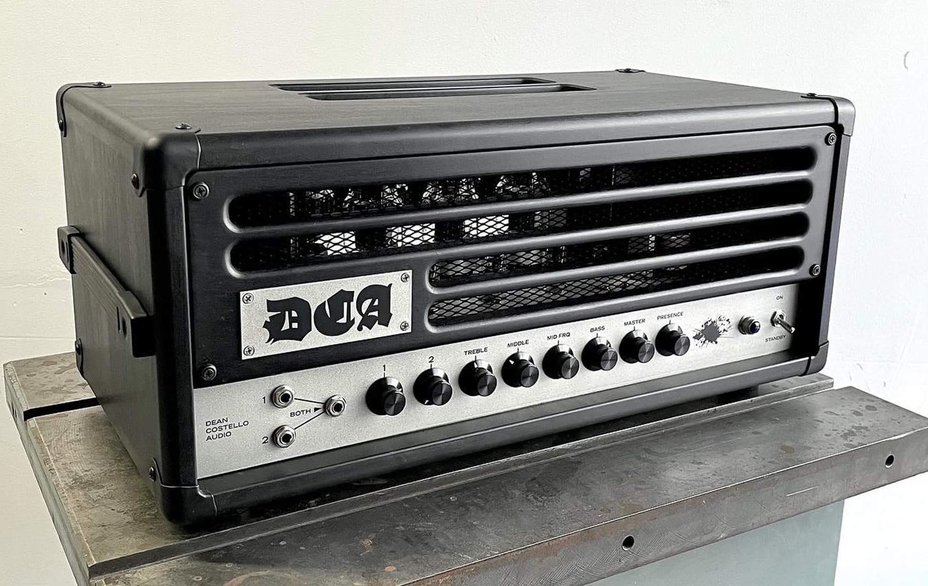 3_BM_Black_Angle_Right_Lifestyle